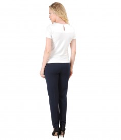 Pantaloni din stofa elastica cu bluza cu funda pe decolteu