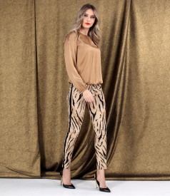 Bluza din saten de viscoza si pantaloni pana din bumbac elastic