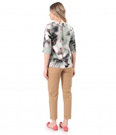 Tinuta casual cu pantaloni din bumbac subtire si bluza cu motive florale