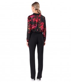 Tinuta office cu bluza imprimata cu motive florale si pantaloni drepti