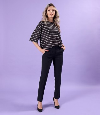 Tinuta smart casual cu pantaloni pana si bluza lejera din jerse cu dungi