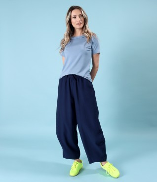 Tinuta smart casual cu pantaloni lejeri din viscoza si bluza din jerse uni