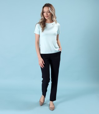 Tinuta smart casual cu pantaloni pana si bluza din jerse uni