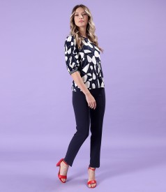 Tinuta smart casual cu pantaloni pana si bluza din jerse elastic