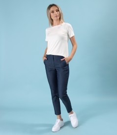 Tinuta smart casual cu pantaloni din denim cu bluza din jerse elastic uni