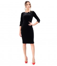 Rochie eleganta din catifea elastica cu brosa cu cristale